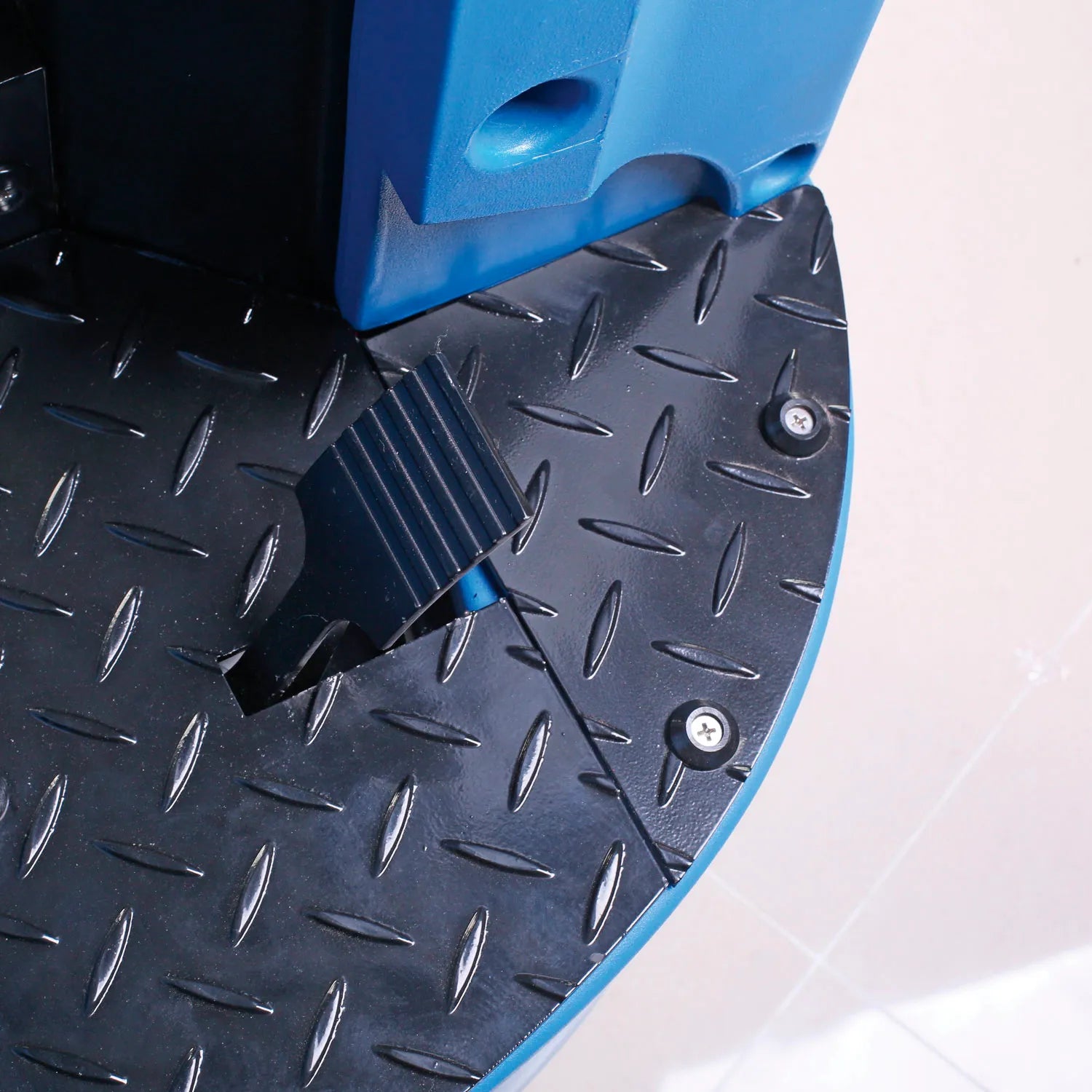 Global Industrial™ Auto Ride-On Floor Scrubber, 34" Cleaning Path