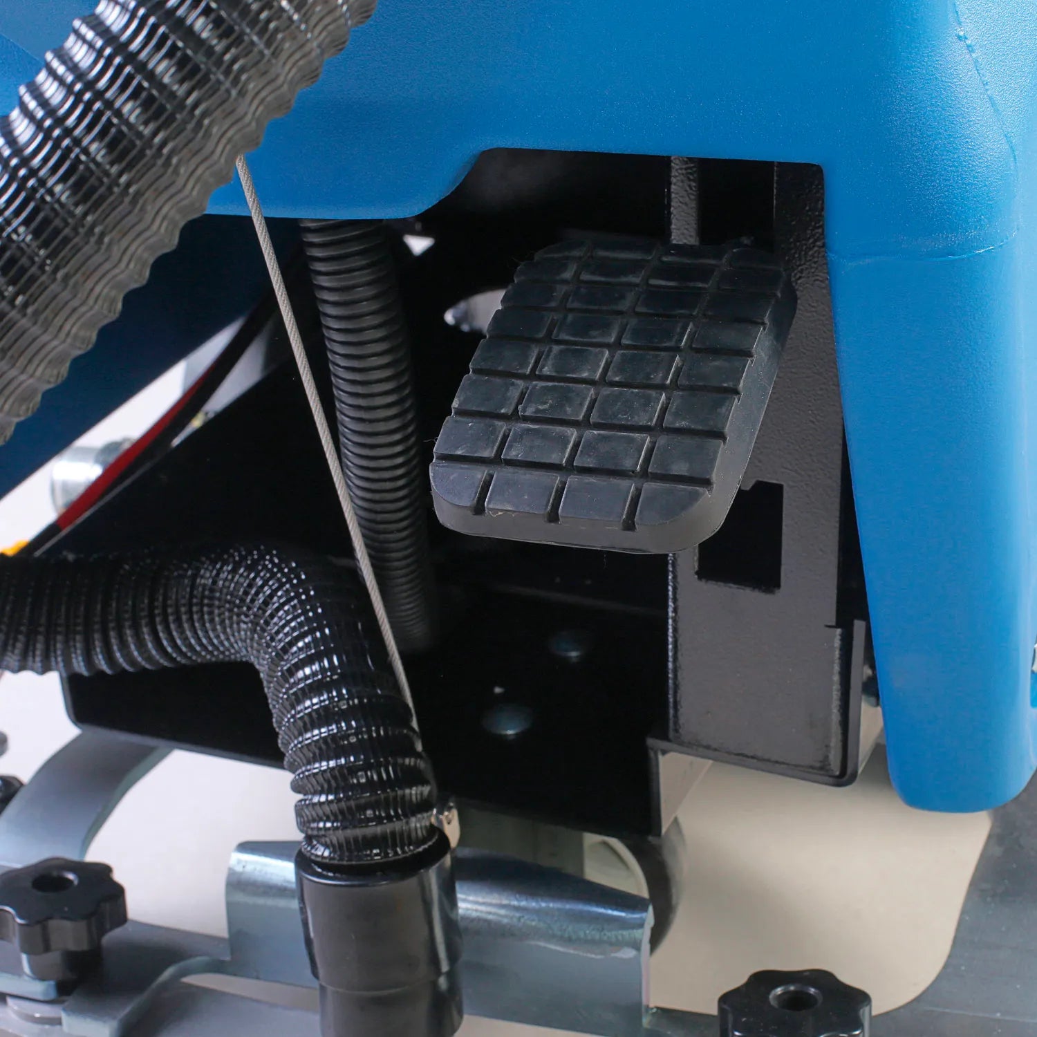 Global Industrial™ Electric Walk-Behind Auto Floor Scrubber, 18" Cleaning Path