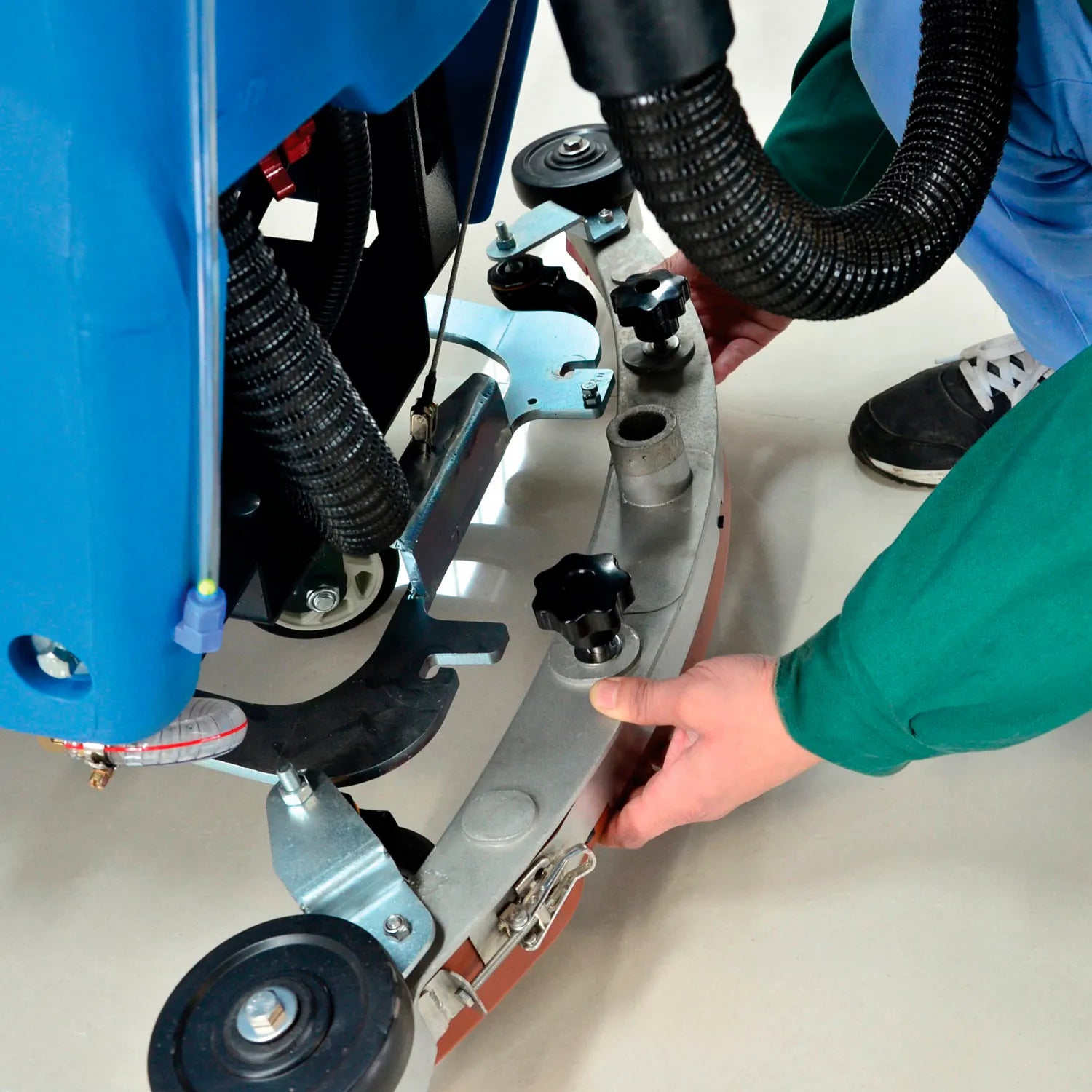 Global Industrial™ Electric Walk-Behind Auto Floor Scrubber, 20" Cleaning Path