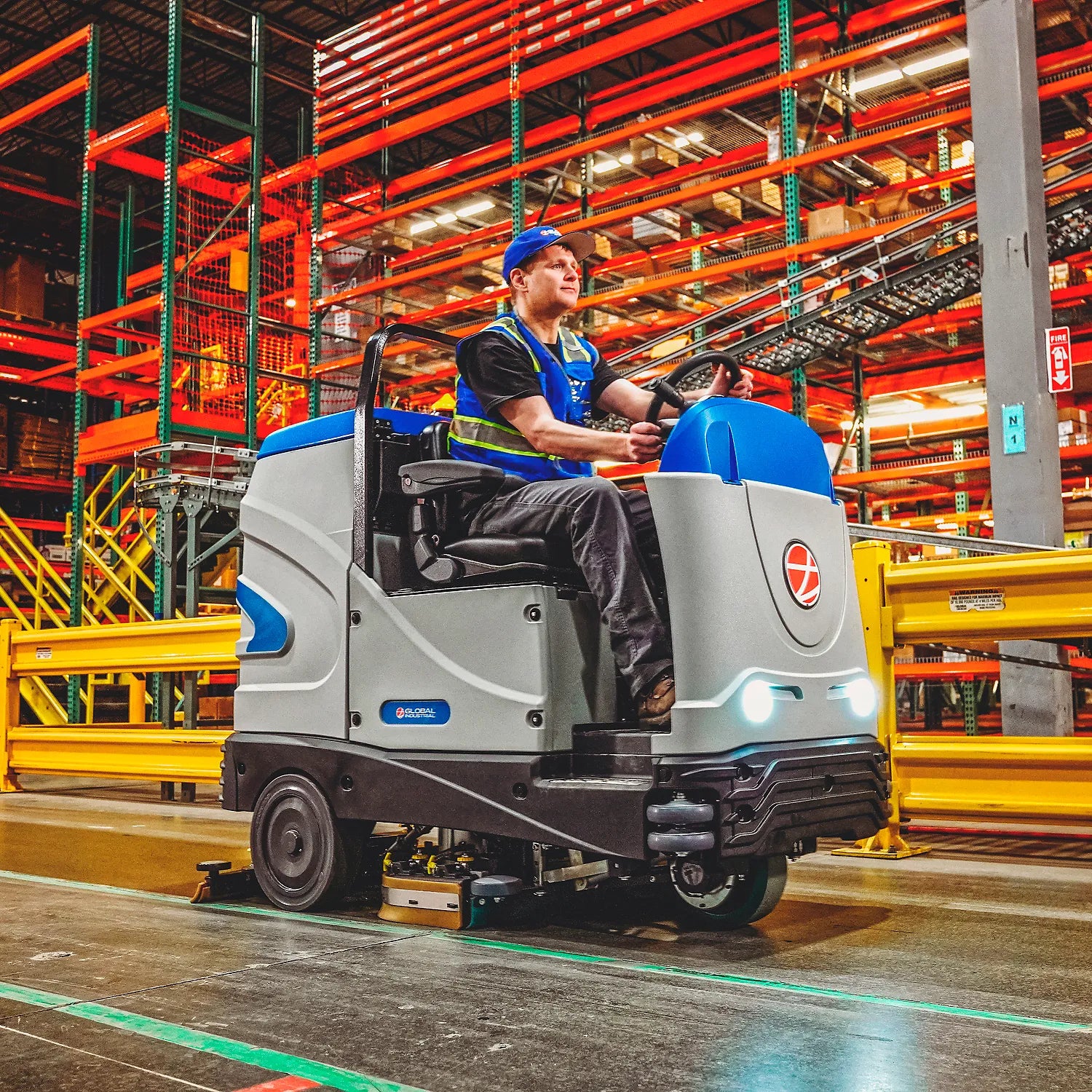 Global Industrial™ Recirculating Water Auto Ride-On Floor Scrubber, 34" Cleaning Path